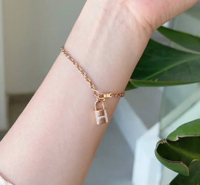 V金材质 2580164 加厚版,爱马仕锁头手链,进口高碳钻 太考验师傅的手艺了 要确保每颗钻都镶嵌好,高端定制 火爆 1:1超精赞 各路女神 明星 同款 K金 V金材质 2580164 加厚版,爱马仕锁头手链,进口高碳钻 太考验师傅的手艺了 要确保每颗钻都镶嵌好,高端定制 火爆 1:1超精赞 各路女神 明星 同款 K金