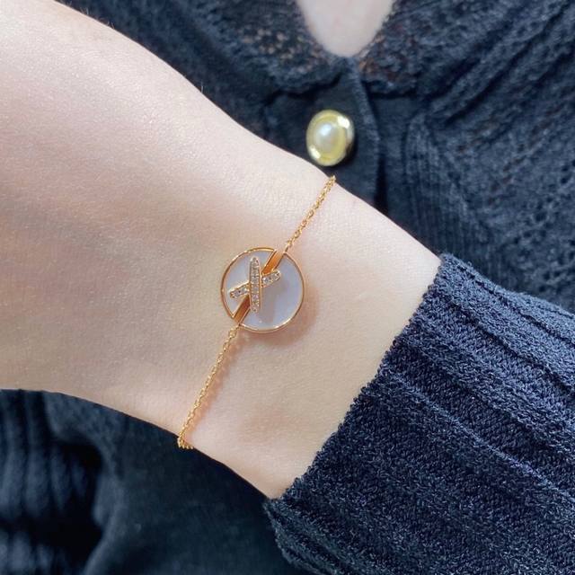 V金材质。5140210 Chaumet尚美交叉圆形贝母手链。 为Xback们推出的暖心礼物广受好评，而X形Jeux De Liens 欢缘系列也是众明星喜爱佩