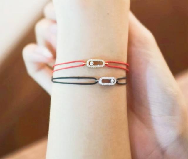 V金材质 此款不退不换不售后 5240150 梅西卡黑绳灵动手链，最经典的Move系列，有着很美好的寓意，代表着“无论过去，今天亦或未来，爱永远都在”。 玫瑰金