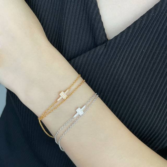 V金材质 4100220 全长:17Cm 蒂芙尼双T带钻手链 可当劲链 ,精致的双链串联时尚前卫的T形图案耀目钻石彰显优雅格调。经典迷人的T系列设计,精致刻面映 V金材质 4100220 全长:17Cm 蒂芙尼双T带钻手链 可当劲链 ,精致的双链串联时尚前卫的T形图案耀目钻石彰显优雅格调。经典迷人的T系列设计,精致刻面映