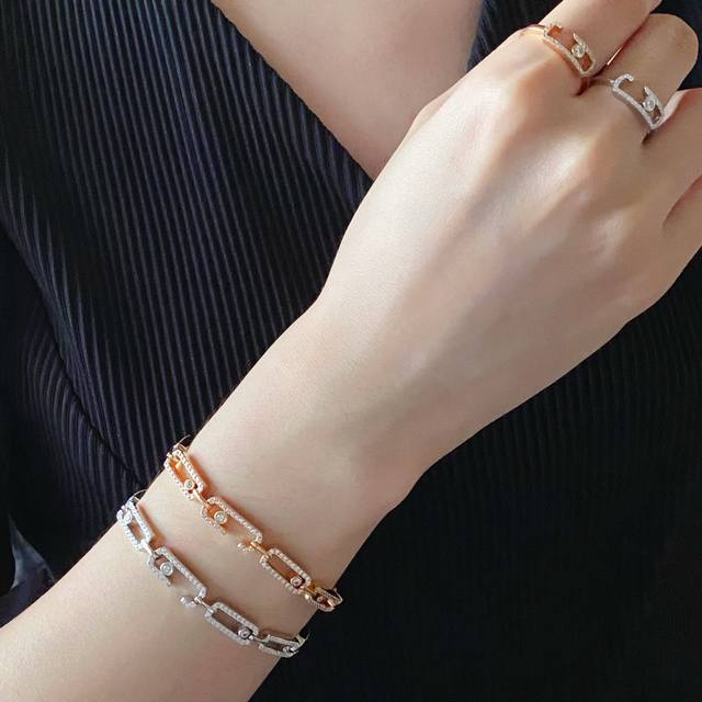 V金镀咪金 5240460 梅西卡排钻灵动手链，最经典的Move系列，有着很美好的寓意，代表着“无论过去，今天亦或未来，爱永远都在”。