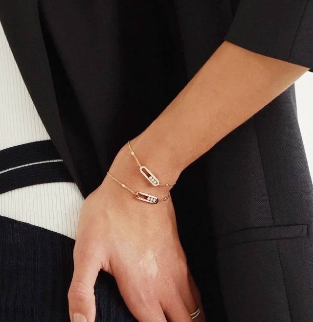 V金材质 5240170 梅西卡光面三钻灵动手链，最经典的Move系列，有着很美好的寓意，代表着“无论过去，今天亦或未来，爱永远都在”。