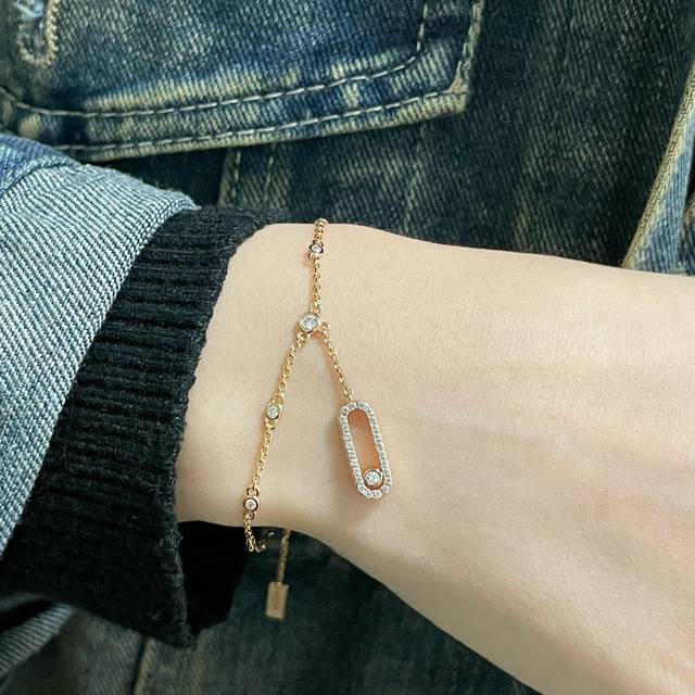 V金材质 5240210 可做手链可做脚链 梅西卡竖形满钻单钻灵动手链，最经典的Move系列，有着很美好的寓意，代表着“无论过去，今天亦或未来，爱永远都在”。