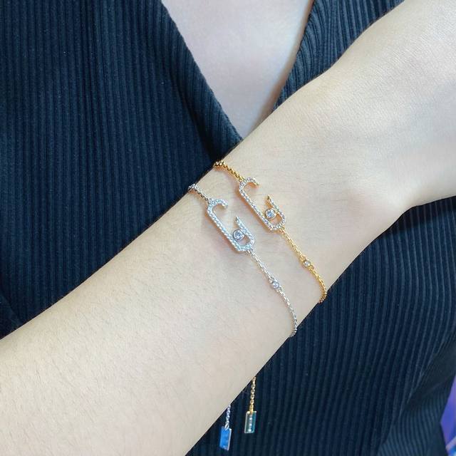 V金镀咪金 5240190 梅西卡半圈满钻灵动手链,最经典的Move系列,有着很美好的寓意,代表着“无论过去,今天亦或未来,爱永远都在”。 V金镀咪金 5240190 梅西卡半圈满钻灵动手链,最经典的Move系列,有着很美好的寓意,代表着“无论过去,今天亦或未来,爱永远都在”。