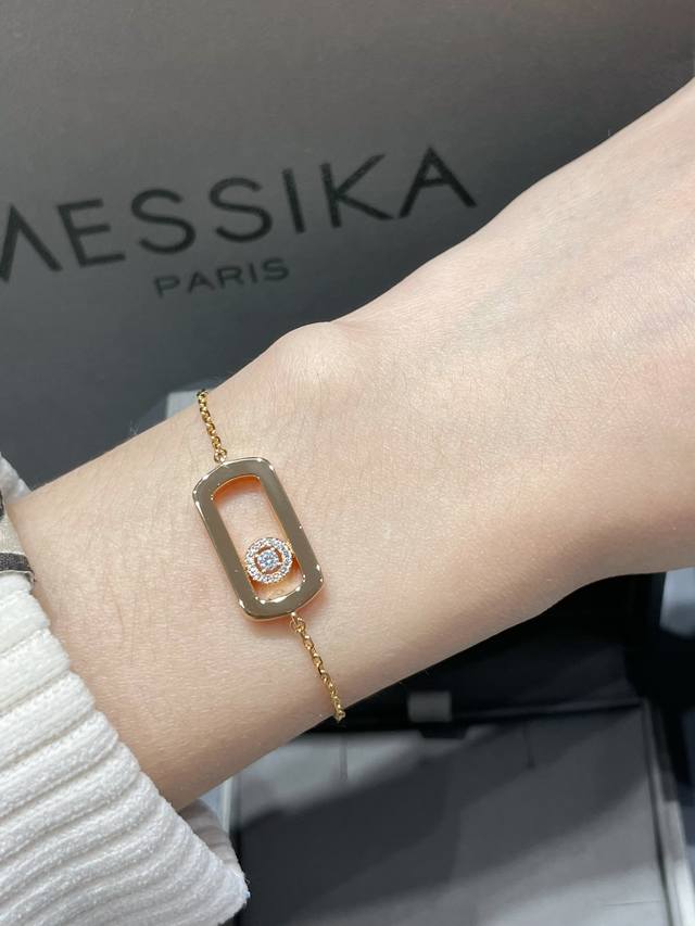 V金镀咪金 5240250 梅西卡大号光面灵动手链,最经典的Move系列,有着很美好的寓意,代表着“无论过去,今天亦或未来,爱永远都在”。 V金镀咪金 5240250 梅西卡大号光面灵动手链,最经典的Move系列,有着很美好的寓意,代表着“无论过去,今天亦或未来,爱永远都在”。