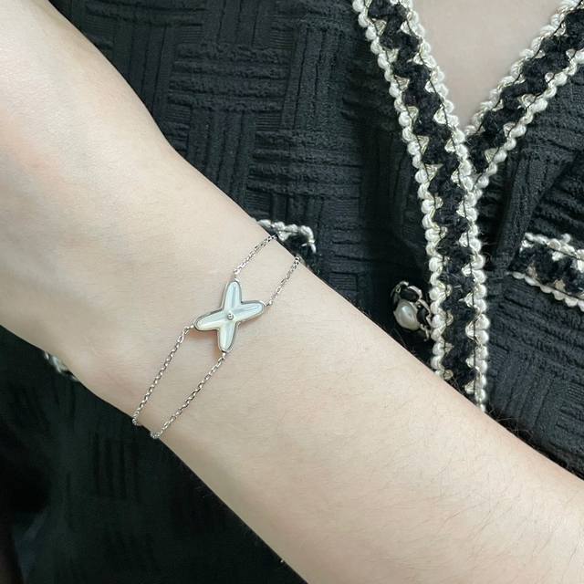 V金镀咪金 2110210 尚美交叉白贝手链，Liens缘系一生。将经典元素诠释出不同的款式，即便是简约的设计风格，也可以满足现代女性对于珠宝的追求。Liens