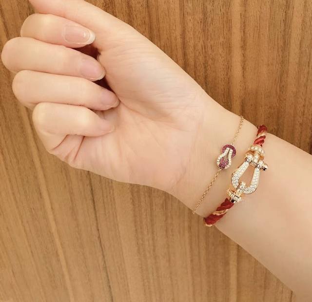 V金材质 5140210新品发布费雷德八字扣粉白钻手链大牌 时尚 精致高端定制~从切割、打磨、镶嵌,每一个环节都经过精心制作,细节处理完美。网红达人 时尚一族必 V金材质 5140210新品发布费雷德八字扣粉白钻手链大牌 时尚 精致高端定制~从切割、打磨、镶嵌,每一个环节都经过精心制作,细节处理完美。网红达人 时尚一族必