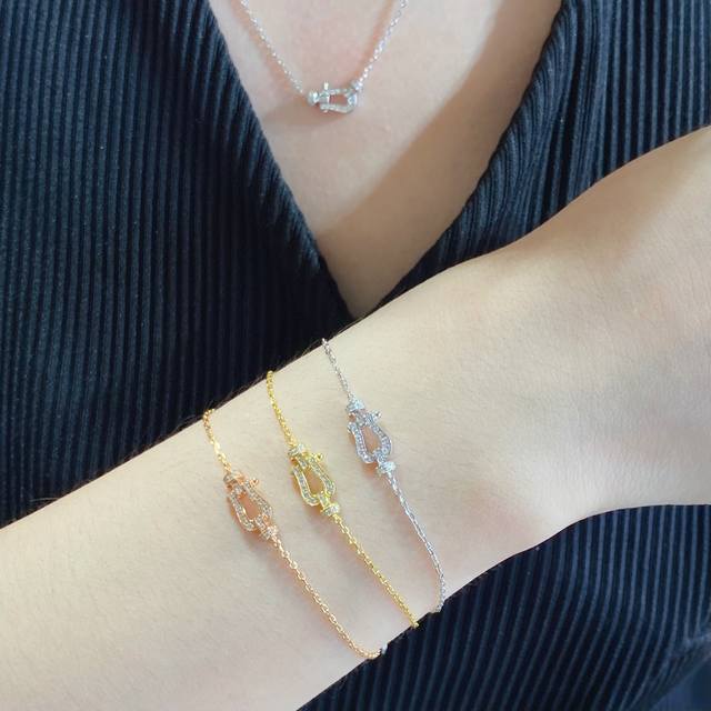 此款调价9259750210火爆 费雷德搭扣手链大牌 时尚 精致Force 系列手链高端定制～精工微镶 马蹄满钻扣头 手链 网红达人 时尚一族必备单品 白金 玫