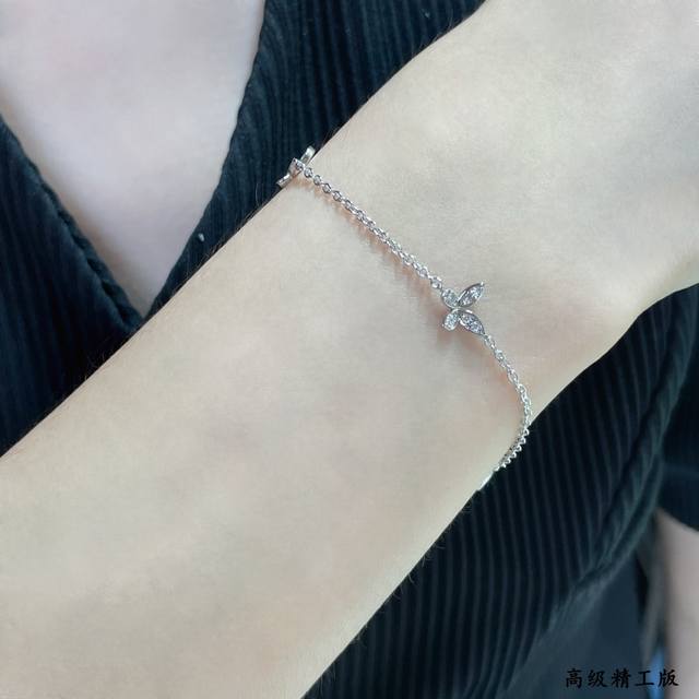 此款调价9255140210 格拉夫三只蝴蝶手链,进口5A高碳钻。高级珠宝作品 线条灵动的蝴蝶结或环绕指间、或在颈窝处闪耀、亦或在耳畔划出完美弧度,以大胆的风格 此款调价9255140210 格拉夫三只蝴蝶手链,进口5A高碳钻。高级珠宝作品 线条灵动的蝴蝶结或环绕指间、或在颈窝处闪耀、亦或在耳畔划出完美弧度,以大胆的风格