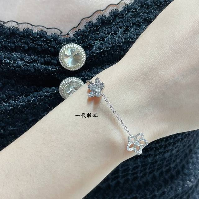 此款调价V金材质 5140230进口5A高碳钻 格拉夫四花手链现货都是可遇不可求的，特别惹人爱，衬肤色白嫩，特别百搭，适合任何场合，姐妹聚会，倍有面子。