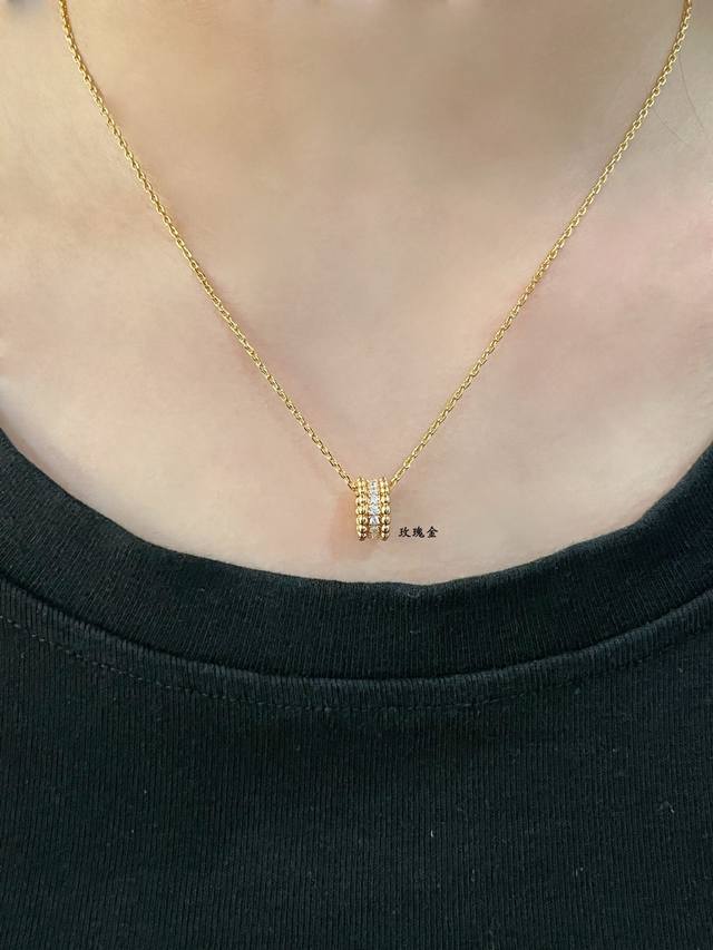 V金材质5140220 Vca单排满钻项链 具有很强的百搭性,可以与各种风格的服装搭配,它可以单戴,作为劲部的焦点装饰,展现出简洁大方的美感,也可以与其他项链叠 V金材质5140220 Vca单排满钻项链 具有很强的百搭性,可以与各种风格的服装搭配,它可以单戴,作为劲部的焦点装饰,展现出简洁大方的美感,也可以与其他项链叠