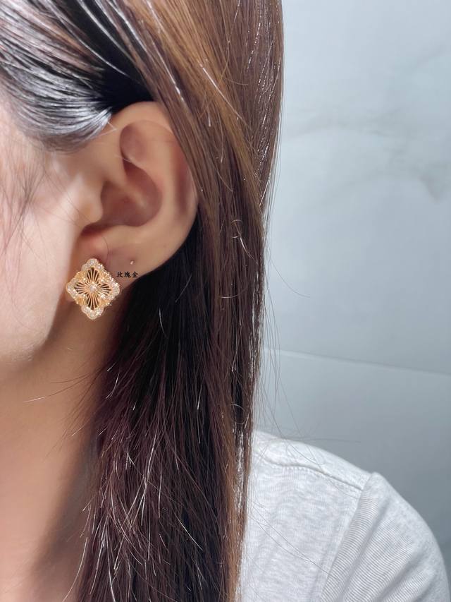 V金材质 5140290 布契拉提大号歌剧院系列黑玛瑙耳环，复古宫廷风四叶草，太有意式风情了，整件作品精致华丽又增添文艺的感觉，采用 Rigato平行纹雕刻工艺