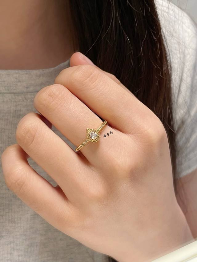 V金材质 5140170 梅西卡单颗水滴满钻戒指码数678，最经典的Move系列，有着很美好的寓意，代表着“无论过去，今天亦或未来，爱永远都在”。