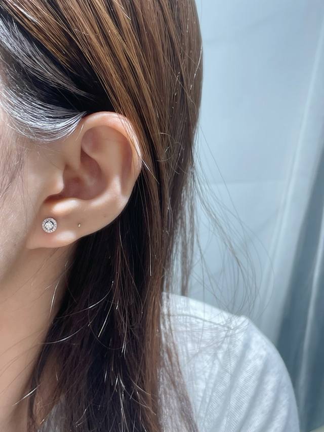 V金材质 5140190 梅西卡Ab款冰糖耳钉。最经典的Move系列，有着很美好的寓意，代表着“无论过去，今天亦或未来，爱永远都在”。