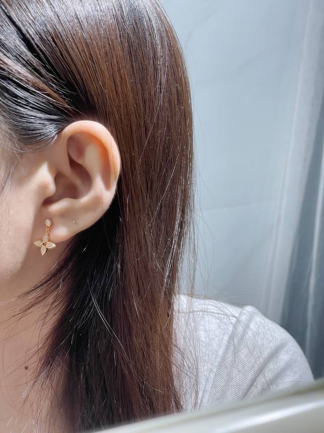 V金材质 5140180 Lv单花满钻吊链耳钉美丽的花朵绽放璀璨的玫瑰金光。在钻石上打磨出这些精致的曲线与火光需要数月之久的精工细作。此种耀眼的珠宝系列将创造出