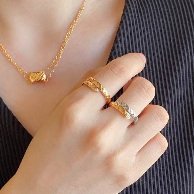 V金材质 8670250 分色码数5678，不分色剩码数5678 。Cnc精雕窄版菱格交叉戒指火香奈儿经典菱格戒指热销款 闪亮亮的进口锆石折射出耀眼的火彩 市面