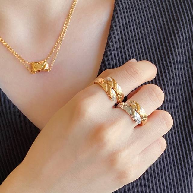 V金材质 8670270 分色剩码数：5.6.7.8.10码，不分色剩码数：5.6.7.8.9.10码 Cnc精雕宽版菱格交叉戒指火香奈儿经典菱格戒指热销款 闪