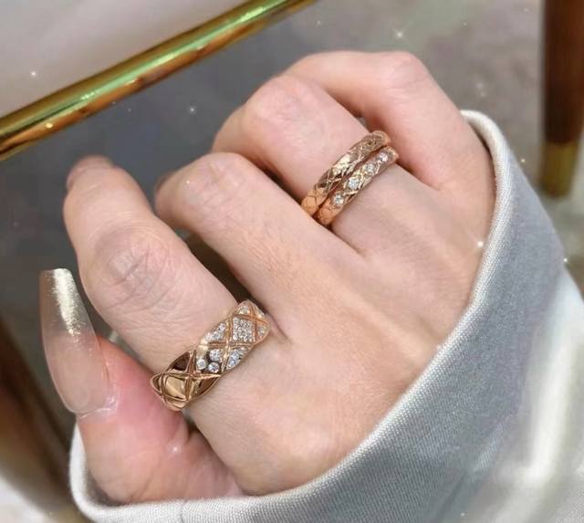 V金材质 8670220 香奈儿宽版菱格带钻戒指火码数5678。香奈儿经典菱格戒指热销款 闪亮亮的进口锆石折射出耀眼的火彩 市面最高版本 香家经典Logo镶钻