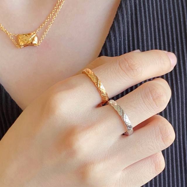 V金材质 8670190 香奈儿窄版菱格光面戒指码数5678。火香奈儿经典菱格戒指热销款 闪亮亮的折射出耀眼的火彩 市面最高版本 必备