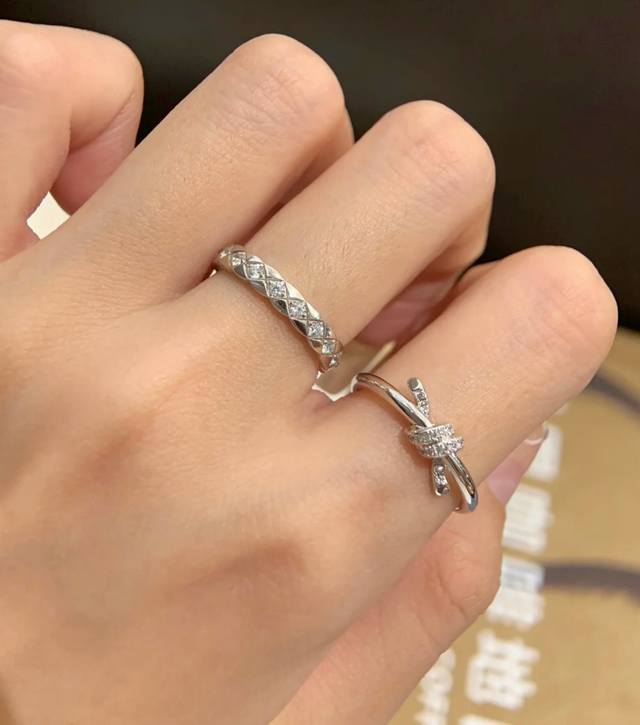 V金材质 8670190 香奈儿窄版菱格带钻戒指码数5678 火香奈儿经典菱格戒指热销款 闪亮亮的进口锆石折射出耀眼的火彩 市面最高版本 经典Logo镶钻 必备