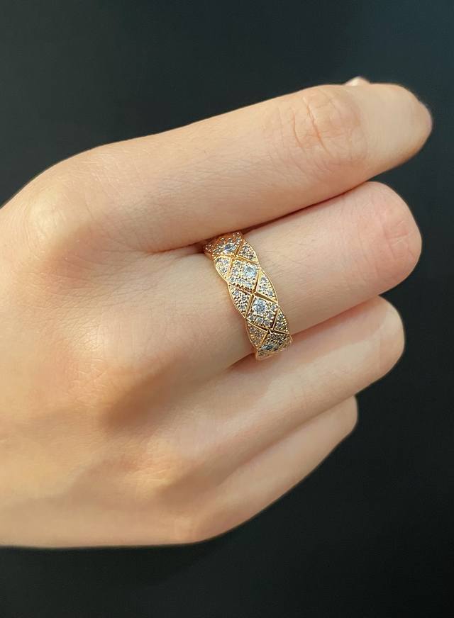 V金材质 5140270 香奈儿宽版菱格全满钻戒指火码数5678 。香奈儿经典菱格戒指热销款 闪亮亮的折射出耀眼的火彩 市面最高版本 必备 V金材质 5140270 香奈儿宽版菱格全满钻戒指火码数5678 。香奈儿经典菱格戒指热销款 闪亮亮的折射出耀眼的火彩 市面最高版本 必备