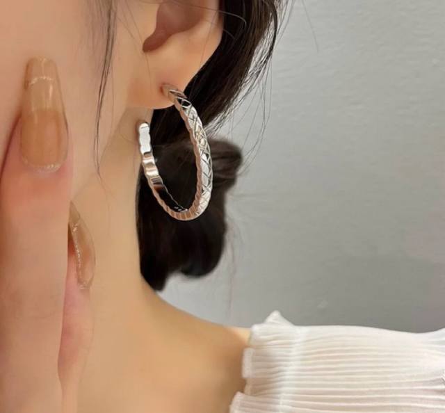 V金材质 5140250 正品开版 香奈儿Cnc精雕大号菱格光面耳环，火香奈儿经典菱格，热销款 市面最高版本 必备 超级显脸瘦。