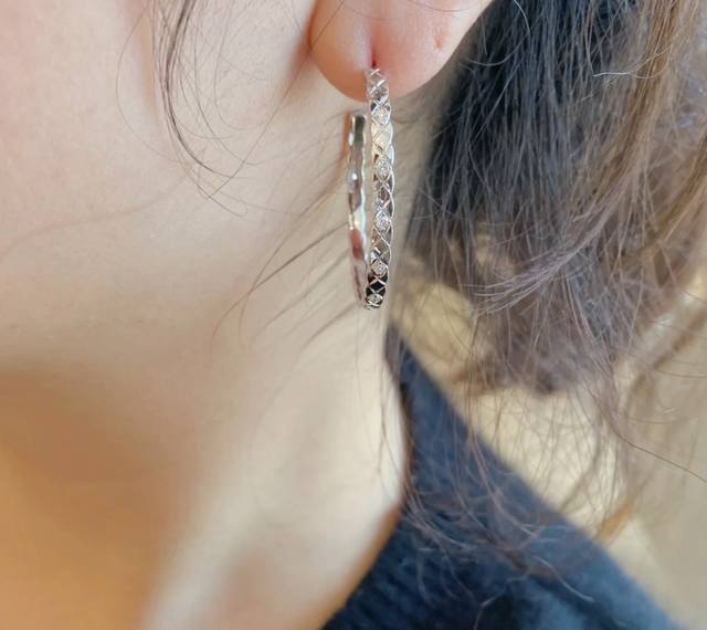 V金材质 8670260 正品开版 香奈儿Cnc精雕大号菱格间隔钻耳环，火香奈儿经典菱格，热销款 市面最高版本 必备 超级显脸瘦。