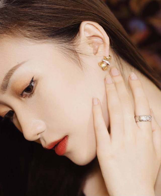 V金材质 8670220 正品开版 Cnc精雕菱格分色耳环，火香奈儿经典菱格，热销款 闪亮亮的进口锆石折射出耀眼的火彩 市面最高版本 必备 超级显脸瘦