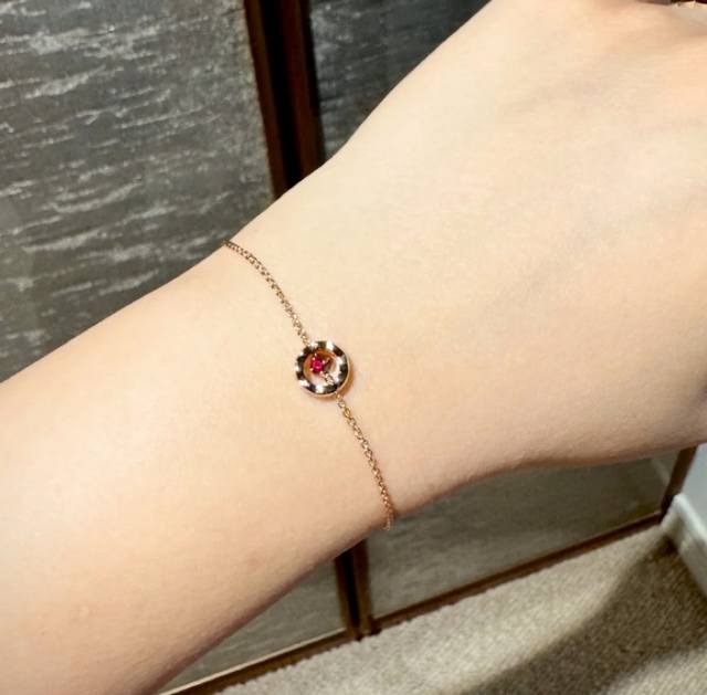 V金材质 5140210。正品开版 香奈儿Cnc精雕菱格粉钻小金珠手链，热销款 闪亮亮的进口锆石折射出耀眼的火彩 市面最高版本 香家经典Logo镶钻 必备