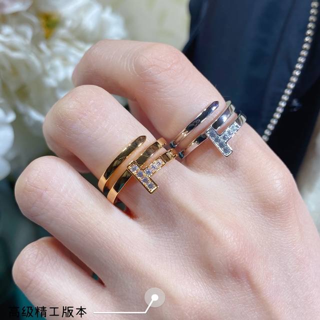 V金材质 6450210。 玫瑰金 7.8,白金6.7.8 蒂芙尼三圈双T戒指 Tiffany T Two戒指全新诞生,字母T线条强烈大胆,富于力量。娜塔莉与态 V金材质 6450210。 玫瑰金 7.8,白金6.7.8 蒂芙尼三圈双T戒指 Tiffany T Two戒指全新诞生,字母T线条强烈大胆,富于力量。娜塔莉与态