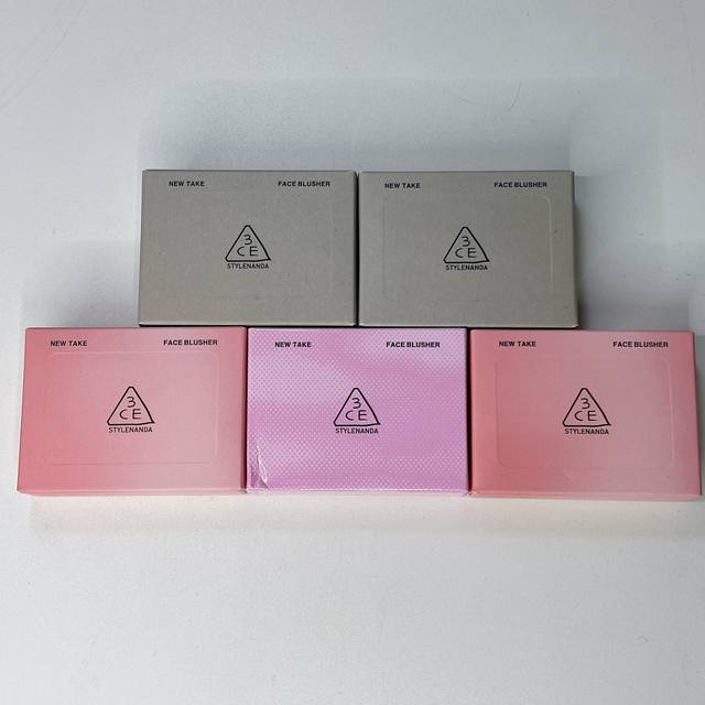 3Ce方块透明壳单色腮红 一比一质量5色: Hazebeige#裸米色 Howdare#血色玫瑰 Themotion#奶杏色 Youthpink#粉紫色 Sli