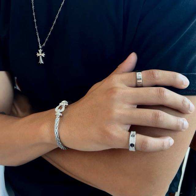 新品发布火爆费雷德 Fred斐登满钻、半钻、无钻马蹄扣中性款高品质软银丝绳手链手镯！本命年红皮绳大牌 时尚 精致Force 系列手链高端定制～亚金微电镀18K金