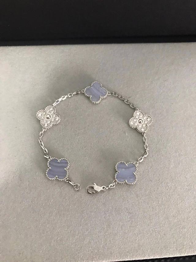 V金材质梵克雅宝Vca白金色紫玉髓间钻五花项链 V金材质梵克雅宝Vca白金色紫玉髓间钻五花项链