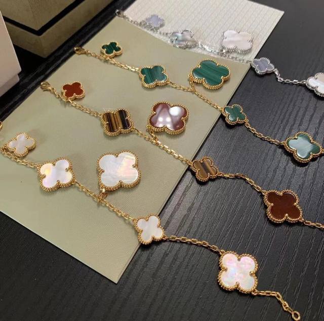 V金材质梵克雅宝Vca不规则四叶草五花手链