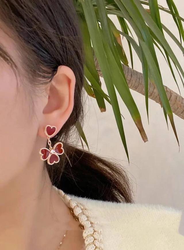 V金镀咪金梵克雅宝Vca Sweet Alhambra系列 四叶花瓣耳环,通体V金材质,真金厚镀~ 四颗红心珠边圆润饱满,一对一车托石,分件组装,Logo钢印齐 V金镀咪金梵克雅宝Vca Sweet Alhambra系列 四叶花瓣耳环,通体V金材质,真金厚镀~ 四颗红心珠边圆润饱满,一对一车托石,分件组装,Logo钢印齐