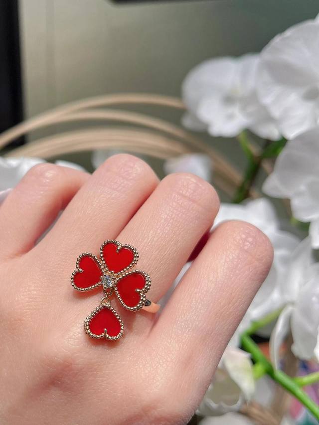 V金镀咪金 梵克雅宝Vca 红玉髓四叶草 心心四叶草耳环 迷你款、延续了Alhambra四叶幸运系列的设计，天然石精选贝母材质，1对1配托镶嵌无缝隙工艺，Cnc