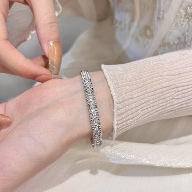 V金镀咪金Vca.梵克雅宝Perlee珠珠手镯,单圈钻石手镯,经典叠搭款,复古精致,每一粒珠都饱满立体,两侧倒角非常的有质感,内圈无死角抛光钢印字印齐全精致,内 V金镀咪金Vca.梵克雅宝Perlee珠珠手镯,单圈钻石手镯,经典叠搭款,复古精致,每一粒珠都饱满立体,两侧倒角非常的有质感,内圈无死角抛光钢印字印齐全精致,内