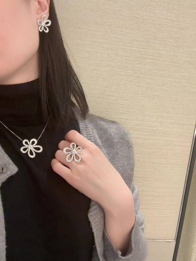 V金镀咪金梵克雅宝Vca大花戒指Flowerlace高级系列糅合的通透与花卉的优雅轮廓，并结合了梵克雅宝两个主要的灵感来源：大自然与高级定制时装。镂空的设计，不