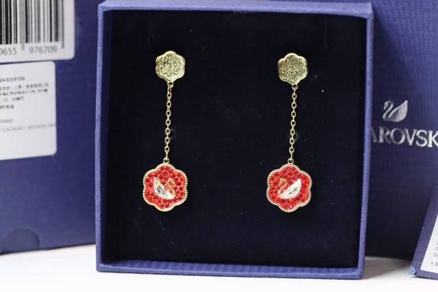 施华洛世奇 Swarovski 花开耀吉 红色天鹅耳环 这款精致而寓意吉祥的耳环十分百搭,是为日常穿搭增添一抹亮色的绝佳之选,也是纪念特殊场合的理想礼物。 施华洛世奇 Swarovski 花开耀吉 红色天鹅耳环 这款精致而寓意吉祥的耳环十分百搭,是为日常穿搭增添一抹亮色的绝佳之选,也是纪念特殊场合的理想礼物。