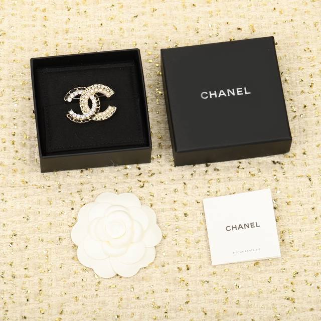 小号 我们出品 Zp6110，量大咨询客Fu 香奈儿菱格小号双C字母胸针 有菱格+小羊皮+珍珠+钻设计，一定要入，上身绝对惊艳设计新颖别致，Cc跟字母拼接，上身