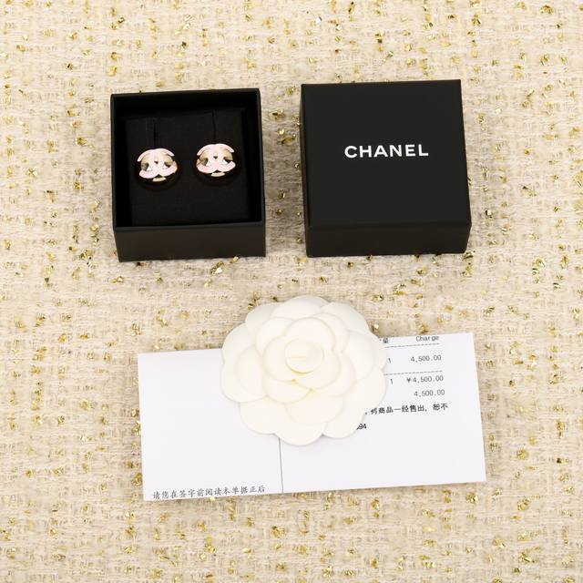 我们出品 Zp5850量大咨询客Fu 30C香奈儿早春新款耳钉 Ch Nel半圆金属双C耳钉 本季必入爆款火到炸裂，美到窒息，不买真心对不起自己Zp一致黄铜材质