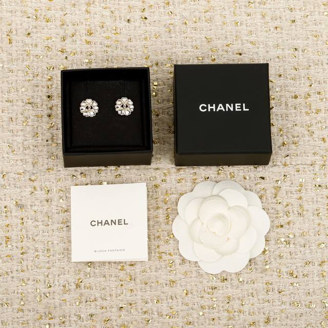 我们出品 Zp6110！量大咨询客Fu 香奈儿爱心镂空双C耳钉 25B秋冬最新款，最新款全网首发现Huo哇哇，太美了，这一季必入单品！仙女级别！太爱啦是心动的感