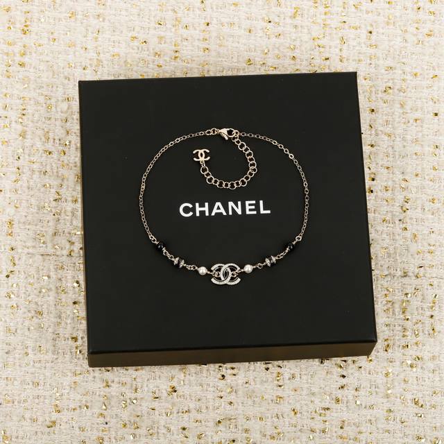 我们出品 Zp9880，量大咨询客Fu 香奈儿粉色珐琅双C项链 必入爆款！全网首发现货25B最新款，我们做到一致致Zp珐琅滴油，用钻也是一致Zp施华洛世奇水钻真