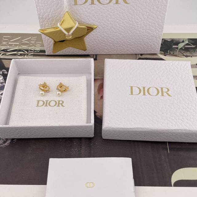 我们出品 迪奥Cd星钻吊珠耳钉 Z 3400,是心动啊最新款绝美星星耳钉现Huo现Huo!全网首发现Huo!先到先得!超级精致时尚的小耳钉!星星元素!太爱啦本季 我们出品 迪奥Cd星钻吊珠耳钉 Z 3400,是心动啊最新款绝美星星耳钉现Huo现Huo!全网首发现Huo!先到先得!超级精致时尚的小耳钉!星星元素!太爱啦本季