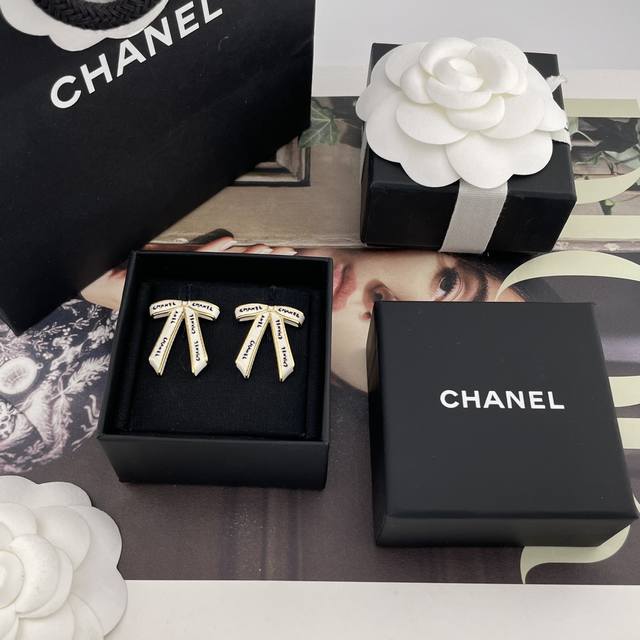 我们出品 香奈儿黑字母白丝带蝴蝶结耳钉 中古款！美得不可方物，太戳中我的心了，！超级推荐！必买款！真心太绝美了恰到好处的存在感极具收藏价值，很有Vintage的