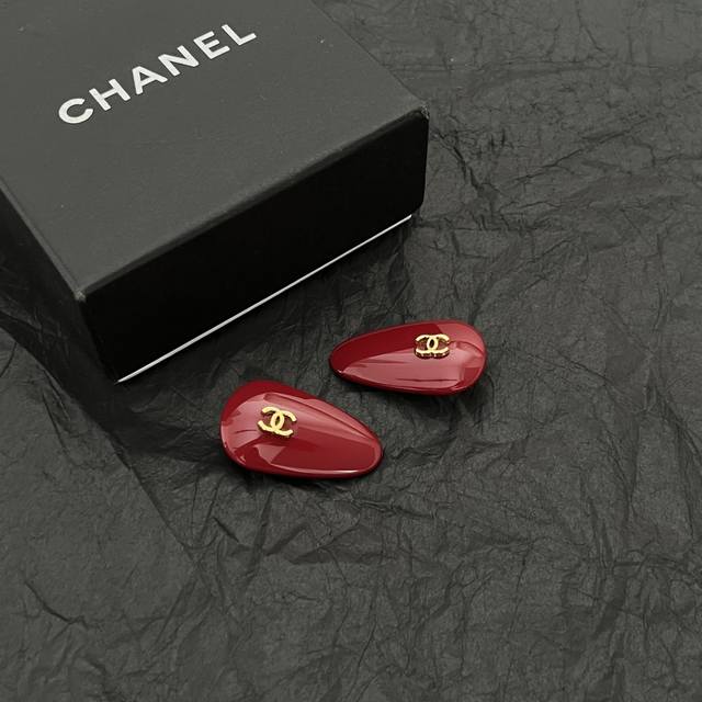 一对Chanel 小香奈儿中古发夹 超洋气的古铜色 配上经典双C家抓夹夹 简直颜值爆棚 太喜欢了 强推 很有份量的发夹 拿在手里沉甸甸的