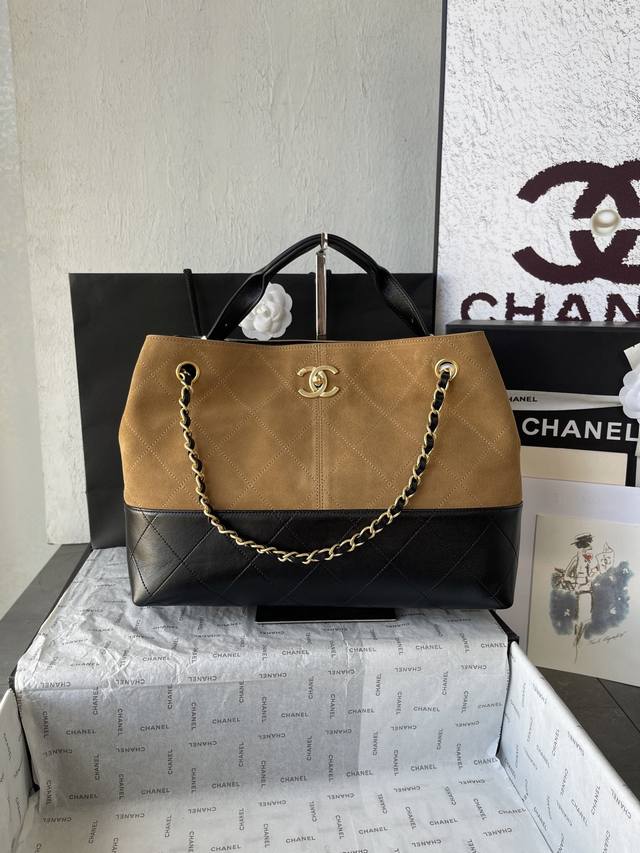 顶级货_ 法国 高端定制品 Chane1 高级手工坊 麂皮包 现货啦 手工坊杭州大秀的焦点爆款经典与创新交织的杰作 灵感来自香奈儿女士的乌木漆面屏风；标志性菱格