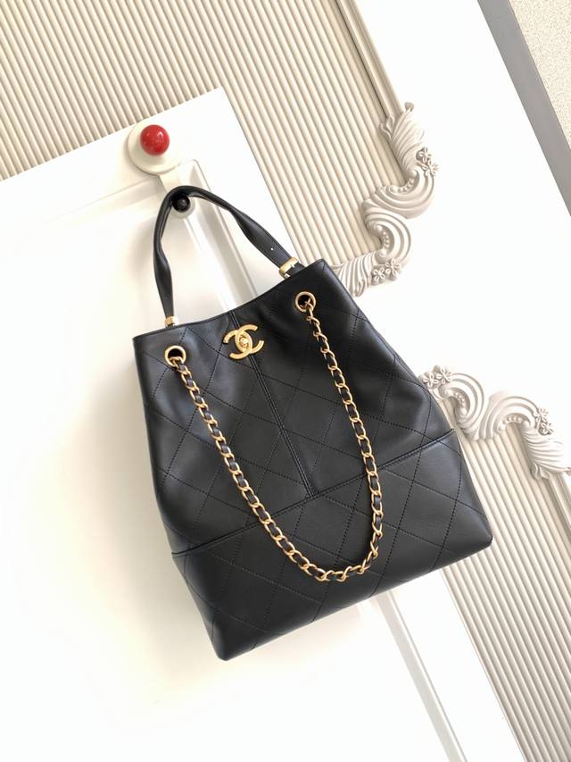 Chanel5636竖款麂皮 25A 系列新款来袭,包型简约大气,光滑细腻小牛皮,质感拉满,菱格纹+经典双C Logo低调奢华亮面皮革,层次感绝了!做旧金链可调 Chanel5636竖款麂皮 25A 系列新款来袭,包型简约大气,光滑细腻小牛皮,质感拉满,菱格纹+经典双C Logo低调奢华亮面皮革,层次感绝了!做旧金链可调