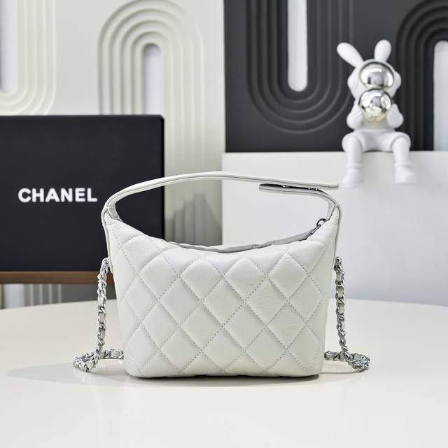 香奶奶新款饭盒包 米灰色 这次加入慧星的设计又返场了 官网卖1W+还分分钟抢光！香奶奶家不愧是断货王本尊！专柜摸一下都要排队，代购都哭着说抢不到！能买到的姐妹简