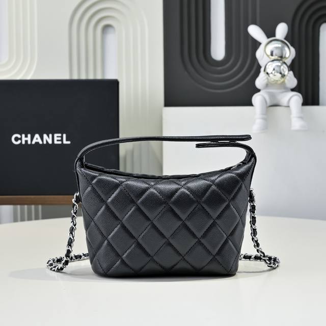 香奶奶新款饭盒包 黑色 这次加入慧星的设计又返场了 官网卖1W+还分分钟抢光！香奶奶家不愧是断货王本尊！专柜摸一下都要排队，代购都哭着说抢不到！能买到的姐妹简直